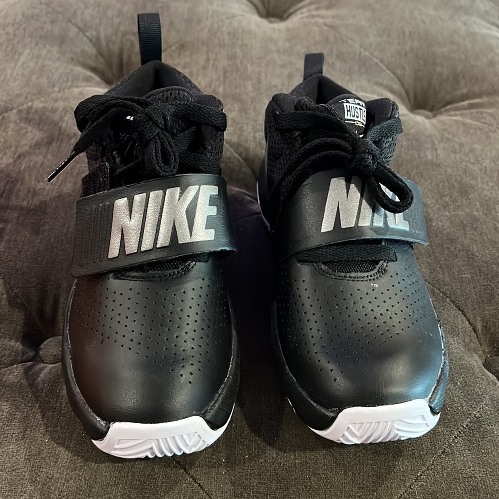 Nike team hustle sneaker size 2 NWT - Picture 1 of 6
